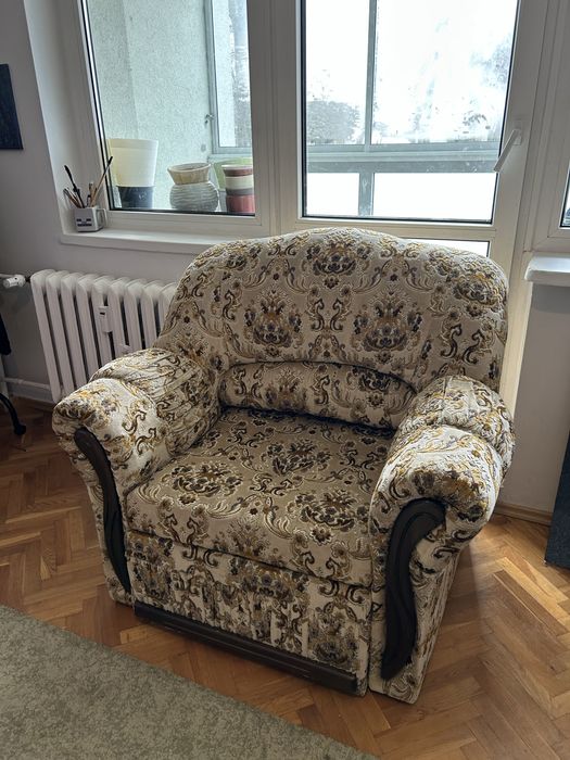 Duży jasny fotel rozkładany z funkcją spania we wzory damasceńskie