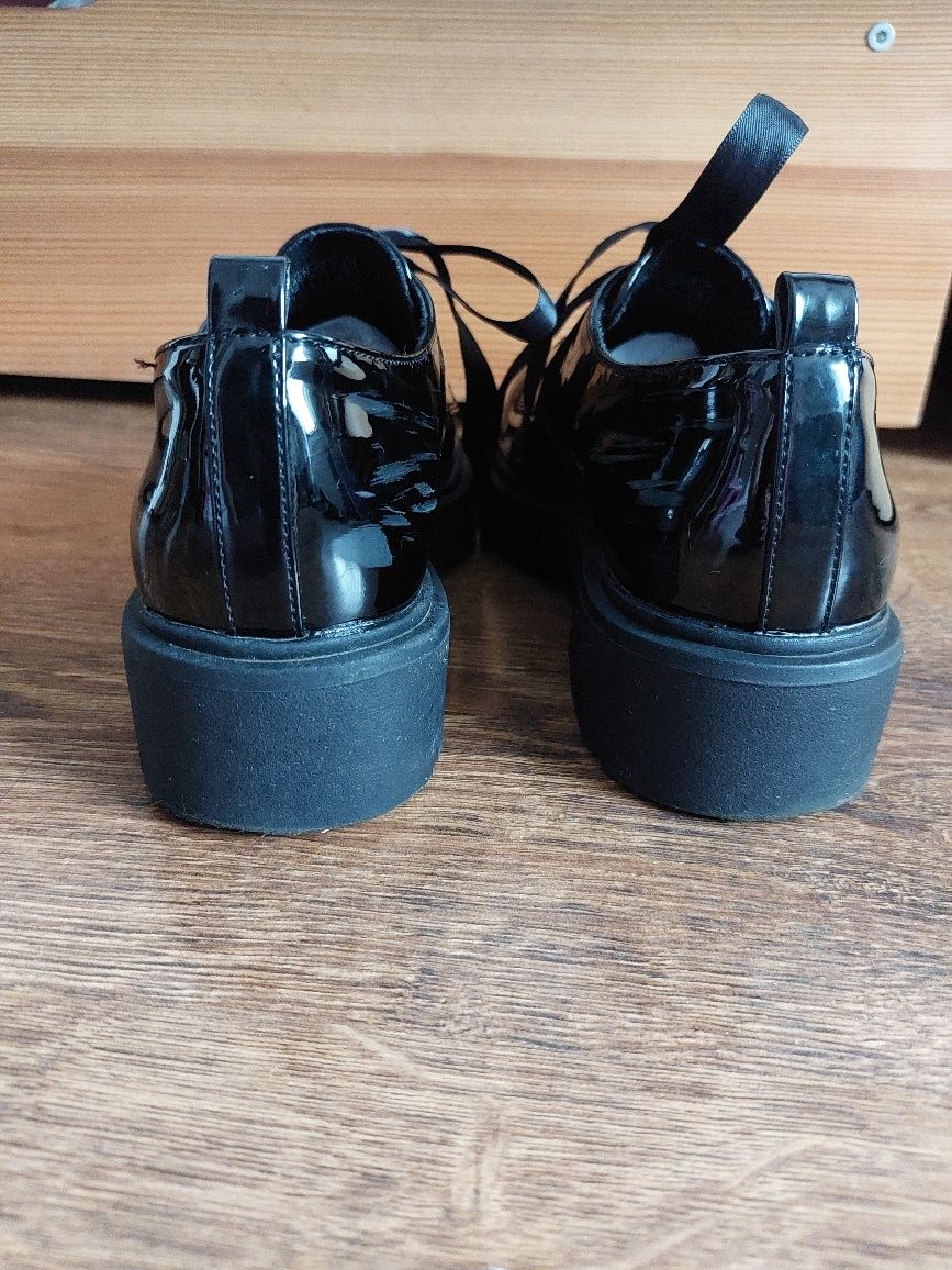 Lakierowane loafersy Reserved 37