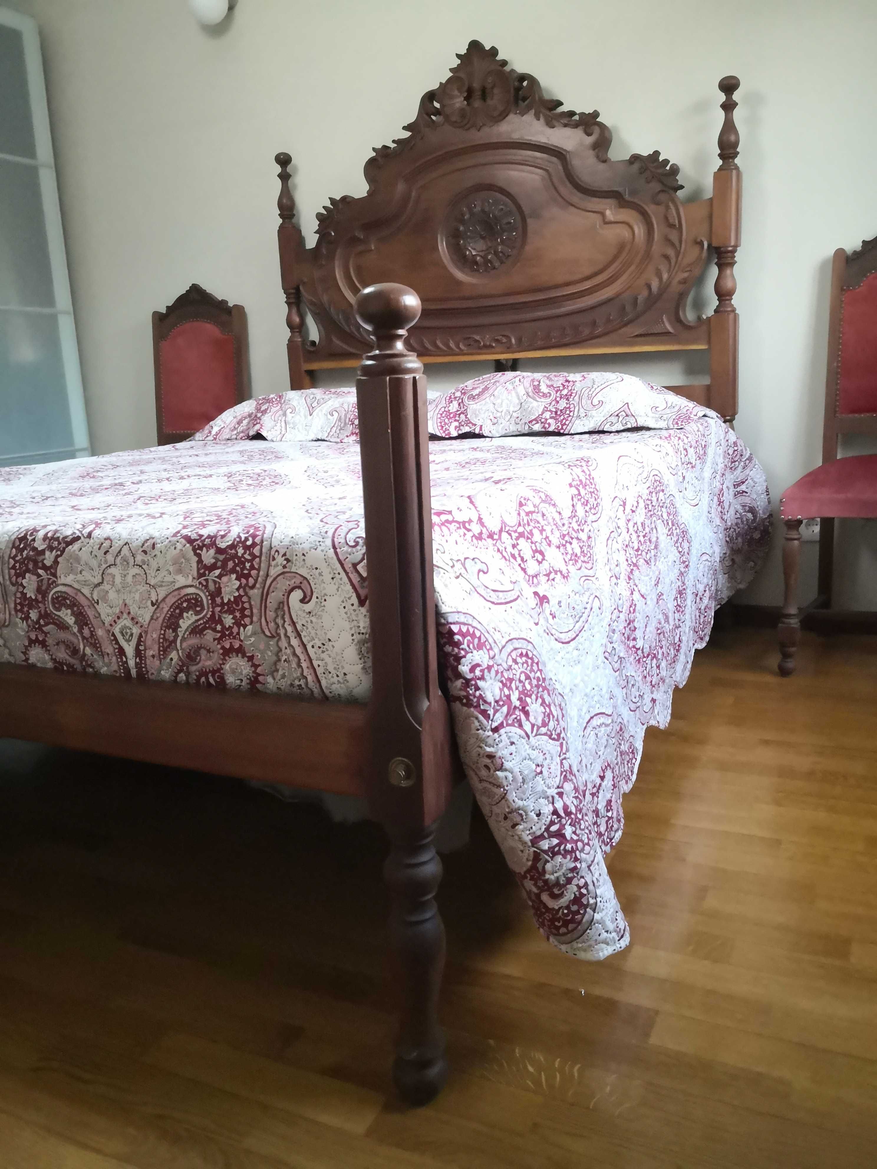 Cama de casal madeira com colchão - Barcelos