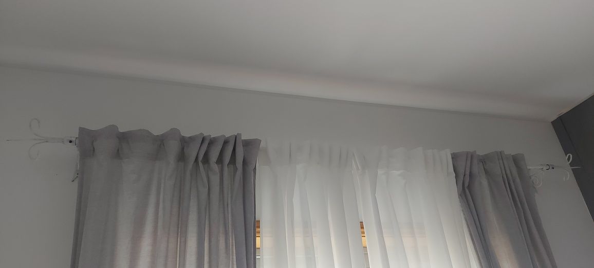 Varão de cortinas com cortinas