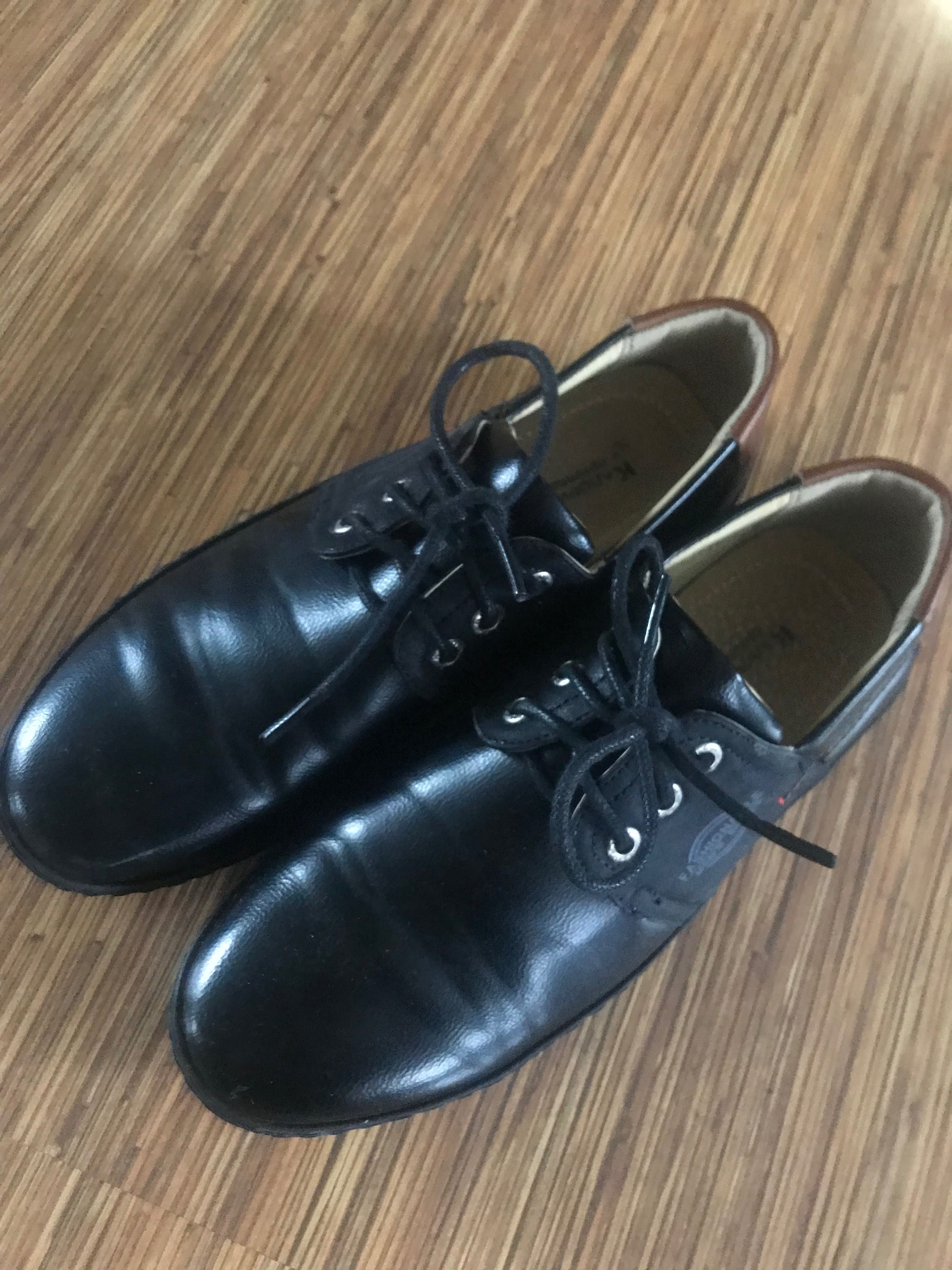 Чёрные школьные туфли