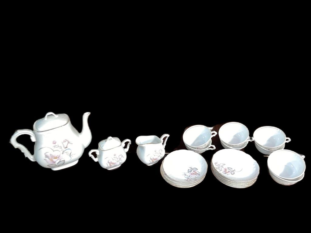 Serviço de chá porcelana em vista alegre 
Bule 
Leiteira 
Açucareiro
8