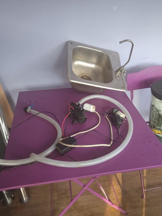 Мойка нержавейка с краном и насосом.