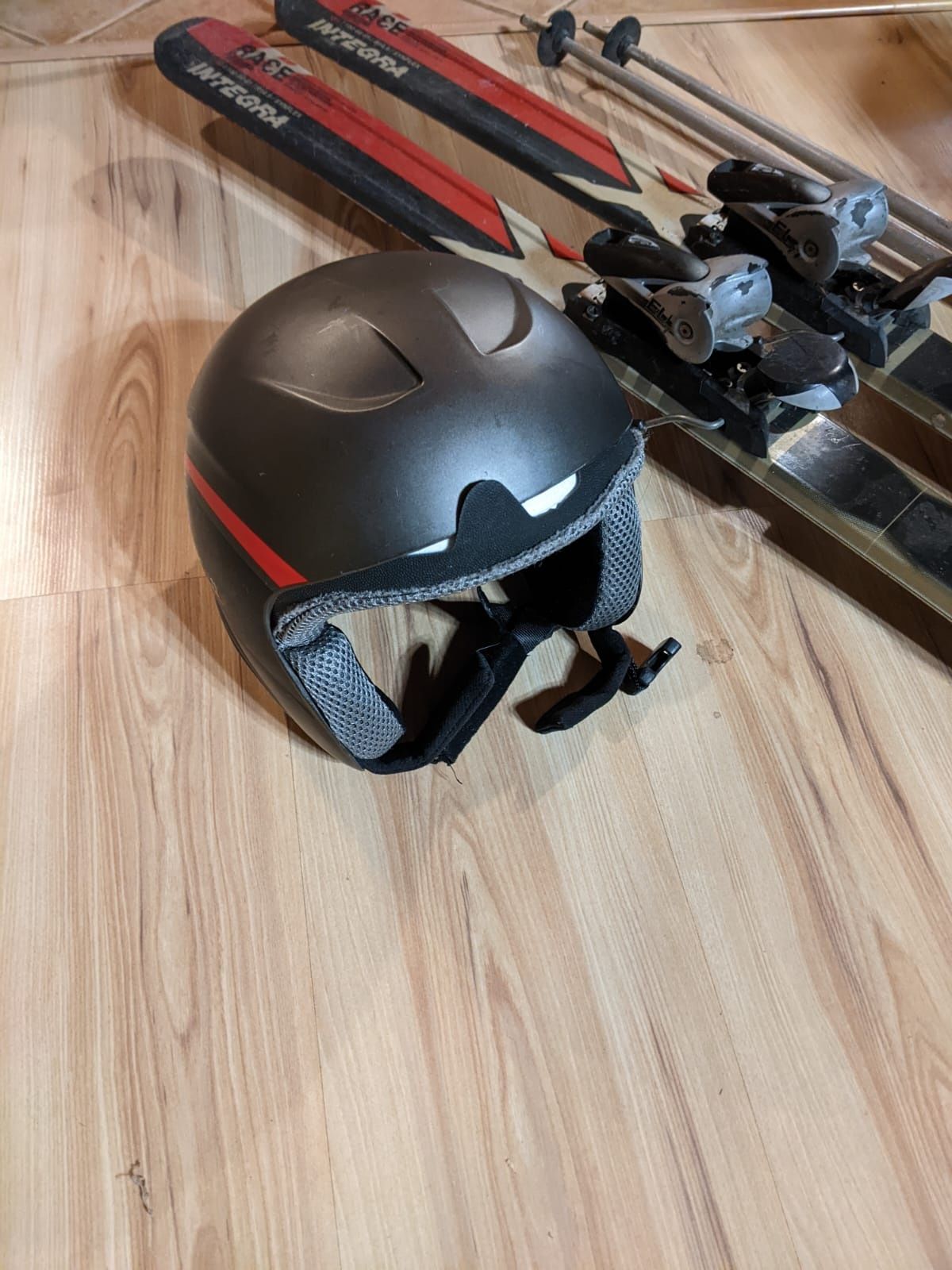 Narty zjazdowe, buty narciarskie, kask