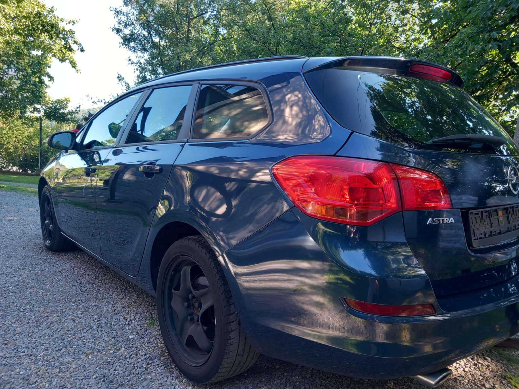 Opel astra-j 2012r stan bardzo dobry