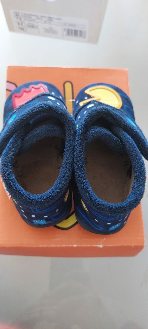 Ténis, pantufas n' 23