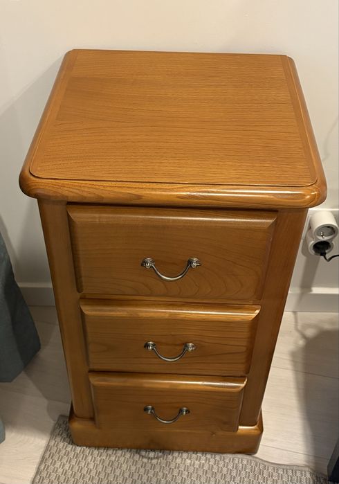 Mesa de cabeçeira em madeira