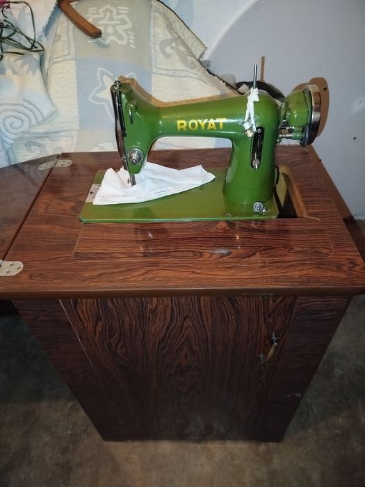 Máquina de costura com móvel