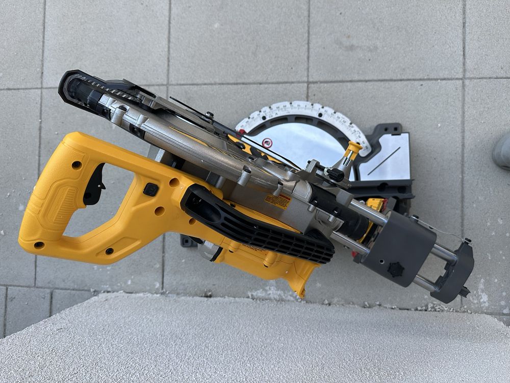 Пила торцювальна акумуляторна FLEXVOLT DeWALT DCS781