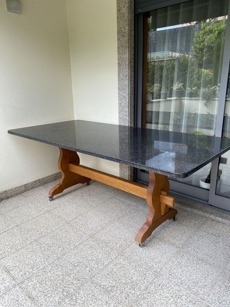 Mesa de pedra com pernas de madeira