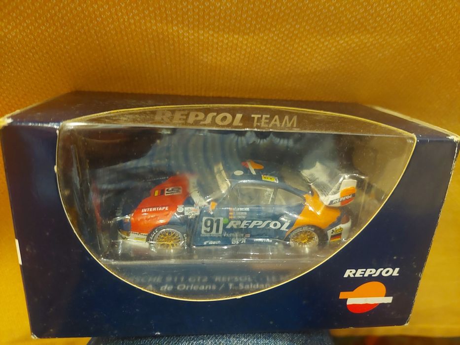2 carros repsol antigos nas caixas