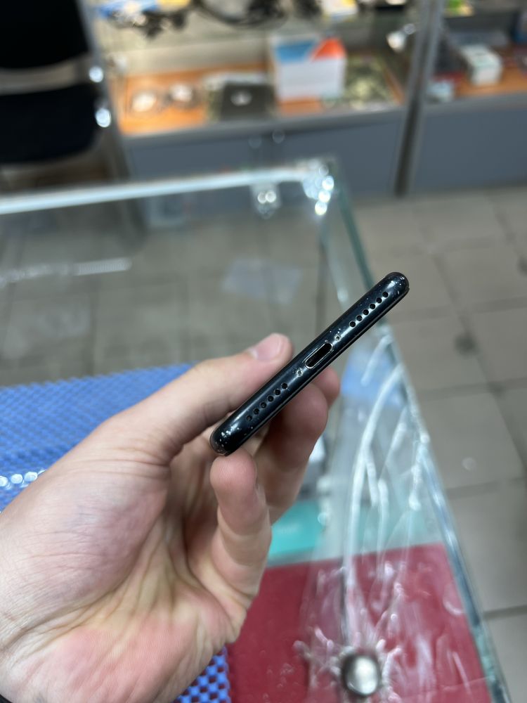 iPhone 7 • 32 ГБ • Black