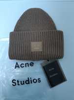 Czapka Zimowa z buźką i napisem Acne Studios – Brązowa