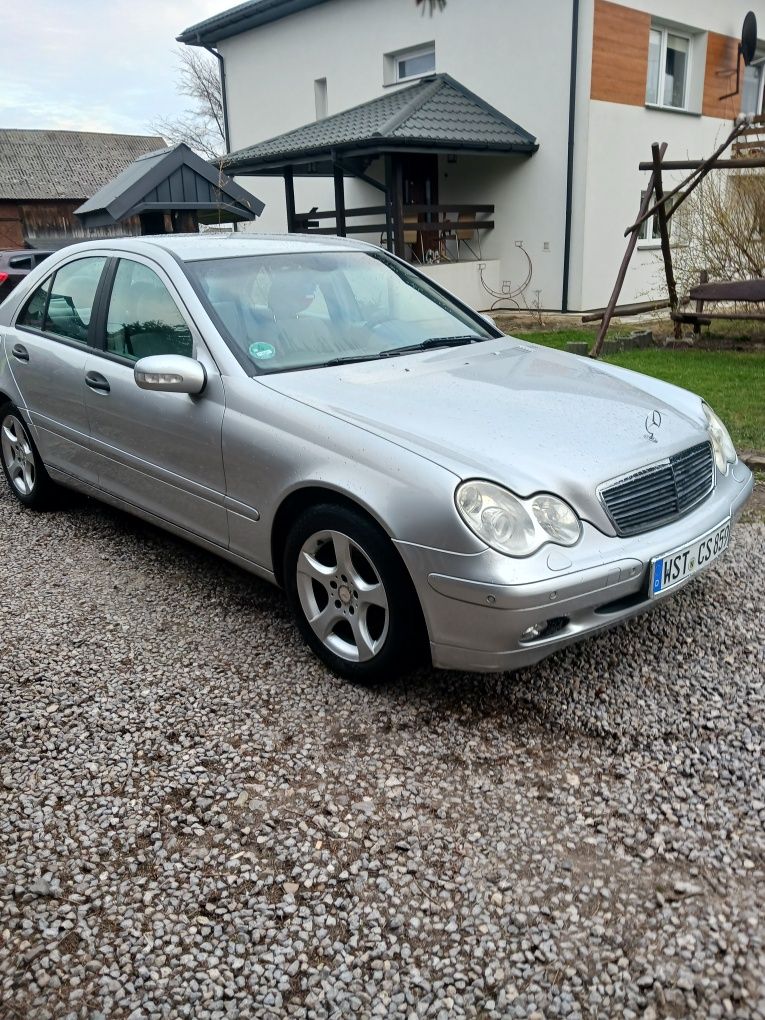 Mercedes w 203 1.8  benzyna 143km z nowymi oponami