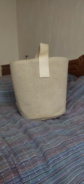 Гарна кремова кругла сумка