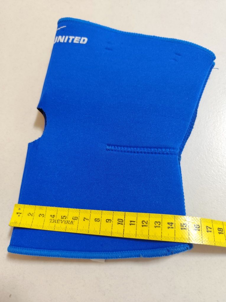 Par de Joelheiras em Neoprene B-United (Tam. S)