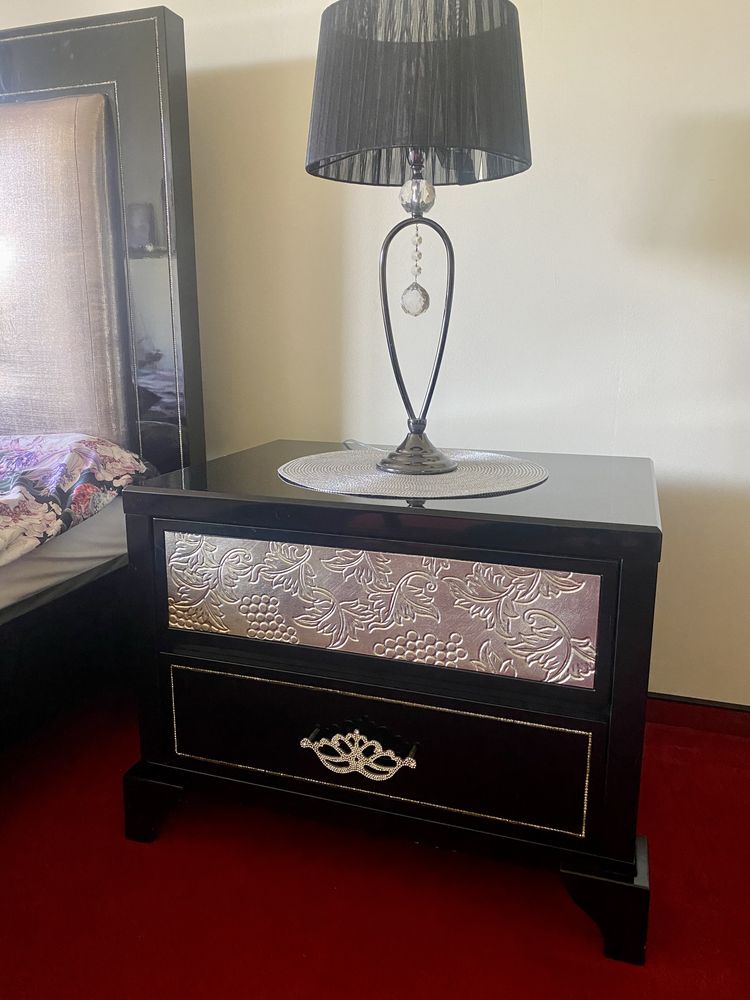 Stylowe łóżko sypialniane z pikowanym zagłówkiem glamour + 2 szafki