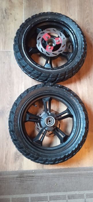 Продам колесо скутера R13 переднее и заднее