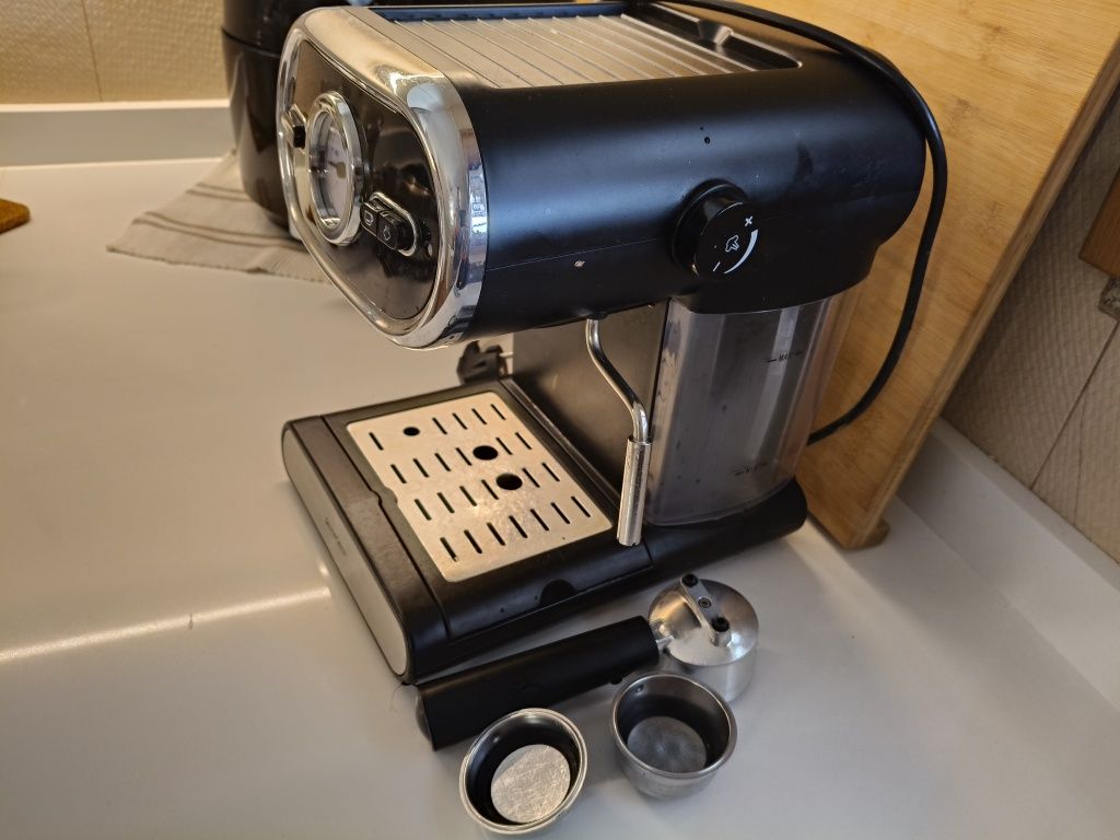 Máquina de café para uma ou duas taças, com vapor para aquecer leite