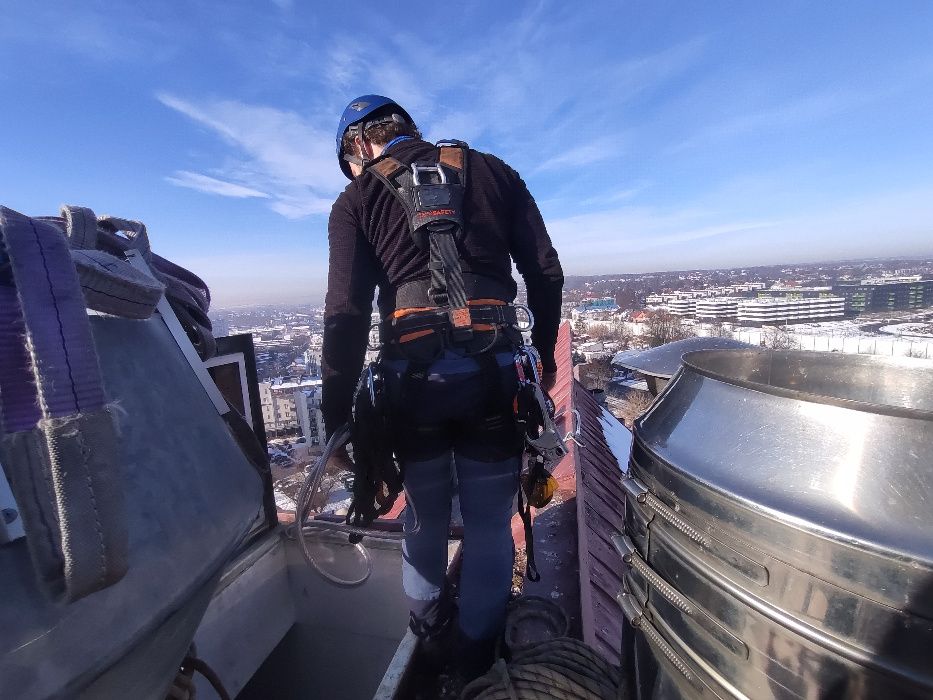 Prace na wysokości, czyszczenie rynien, uszczelnienie przecieków dachu