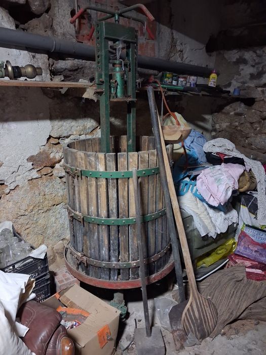 Prensa de uvas com pouco uso + pipos + adereços