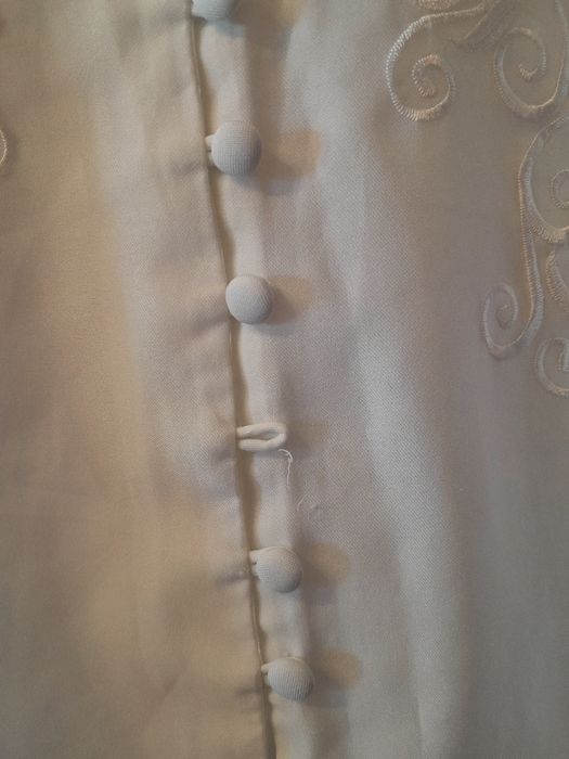 Elegancka biała koszula bluzka z krótkim rękawem z guzikami i haftem