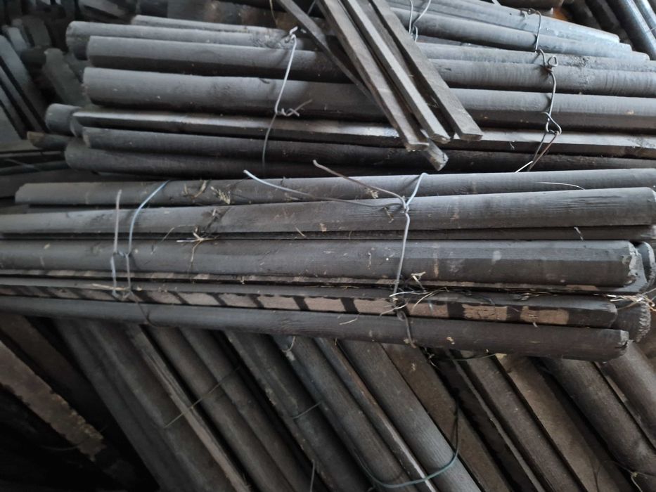 Półwałki, wałki, słupki, palisada drewniana, ogrodzenie, sztachety