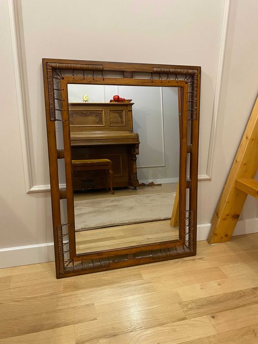 Duże lustro w plecionej ramie z naturalnego drewna – ścienne