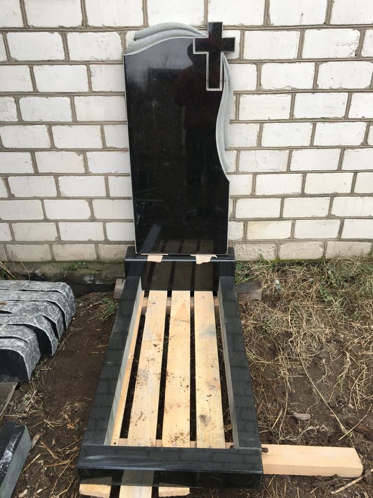 Пам‘ятник на кладовище 7500 грн