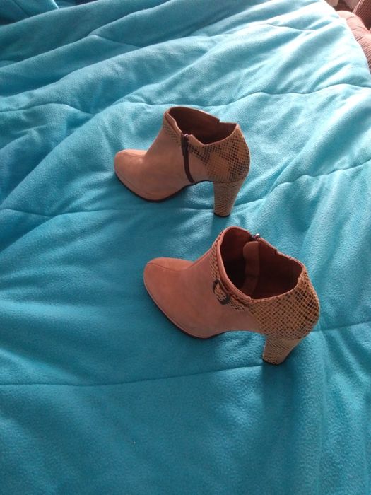 Botins bege em pele de altíssima qualidade nr. 36 marca Fátima Alves