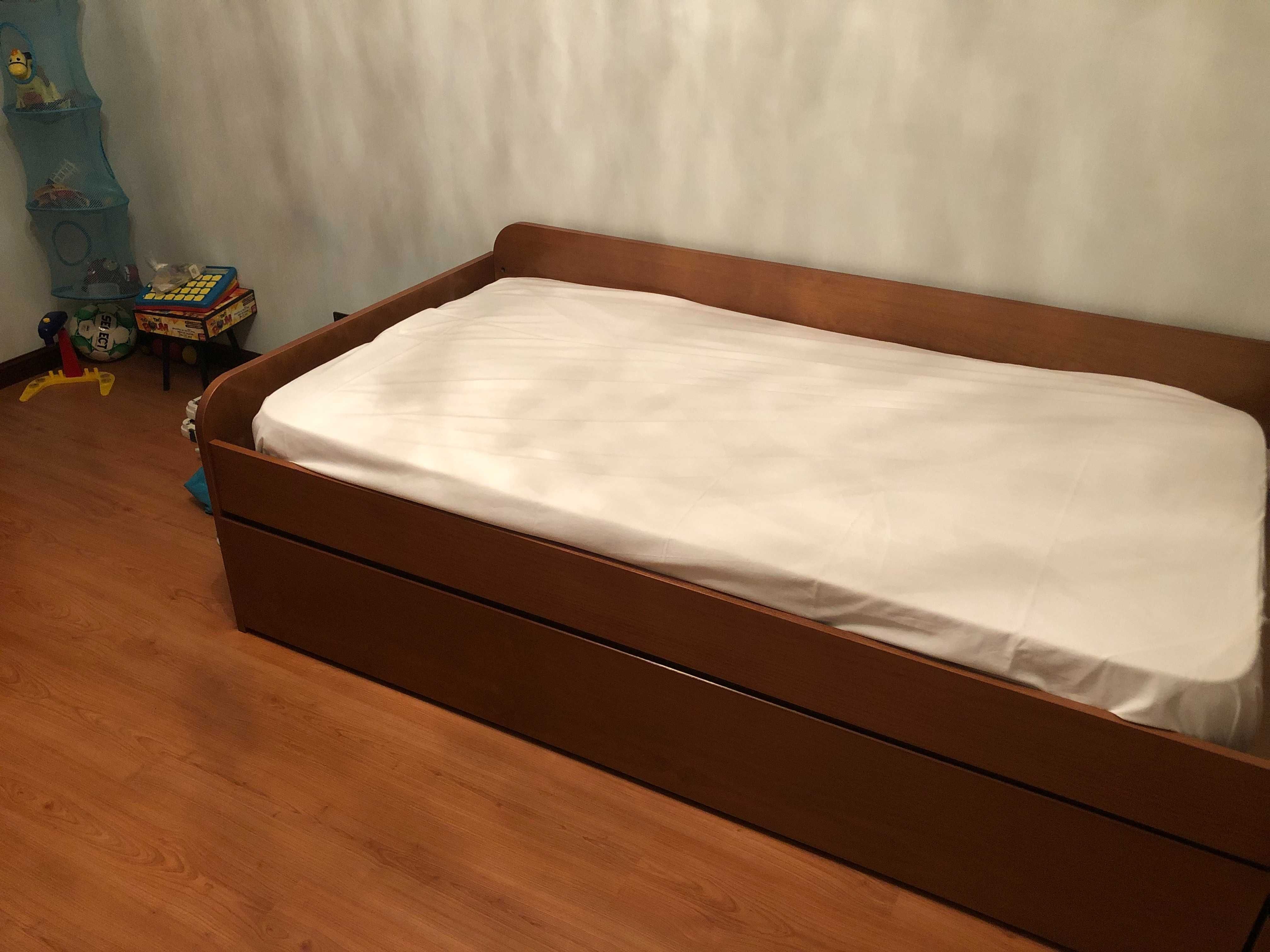 Cama de solteiro com cama extra.