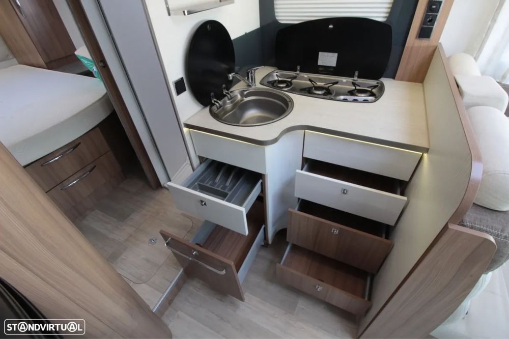 Autocaravana com cama central e A/C