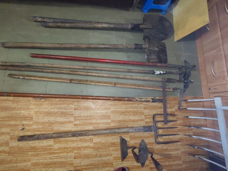 Садовий инструмент(лопата, вила, грабли, сапы)