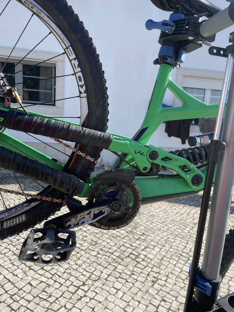 Bicicleta downhill YT tues
