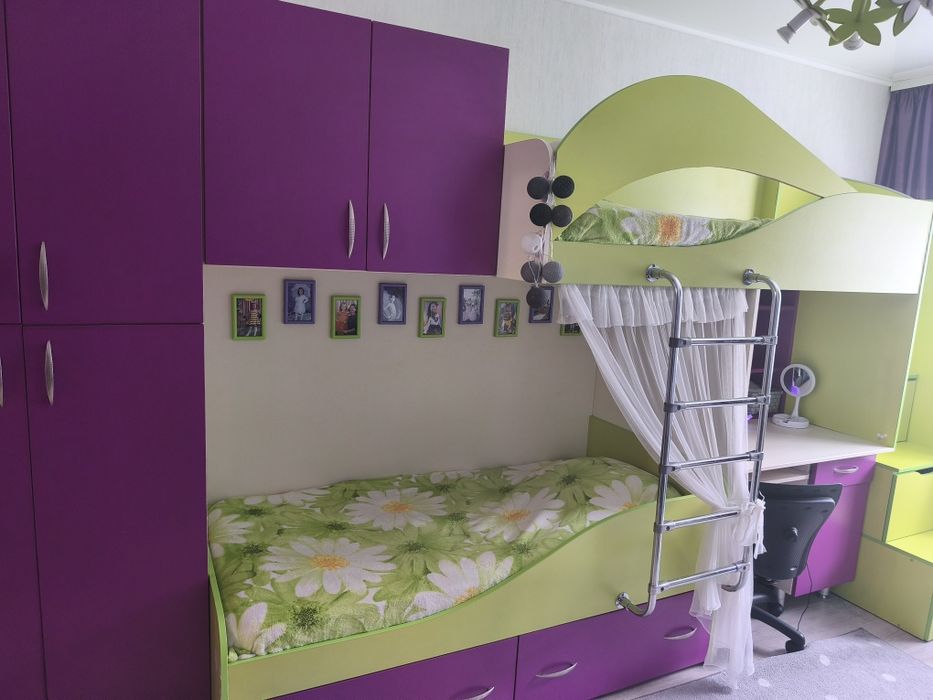 Меблі в дитячу кімнату (ліжка, шафа)