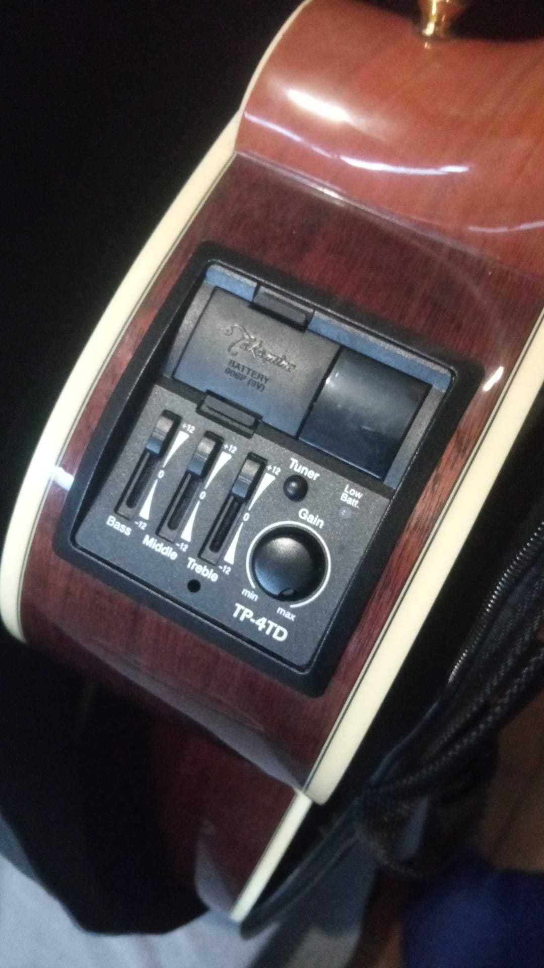 Se vende guitarra TAKAMINE, só pelo natal, o melhor presente