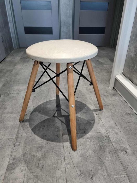 Taboret na drewnianych nogach krzesło