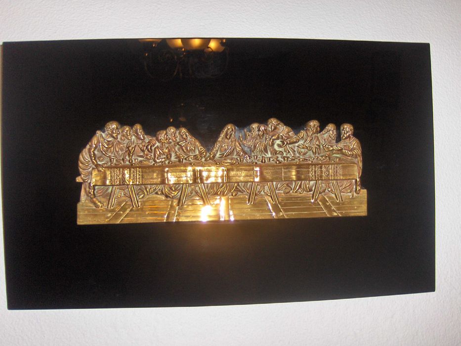 Última ceia de Cristo em cobre fixada em vidro preto