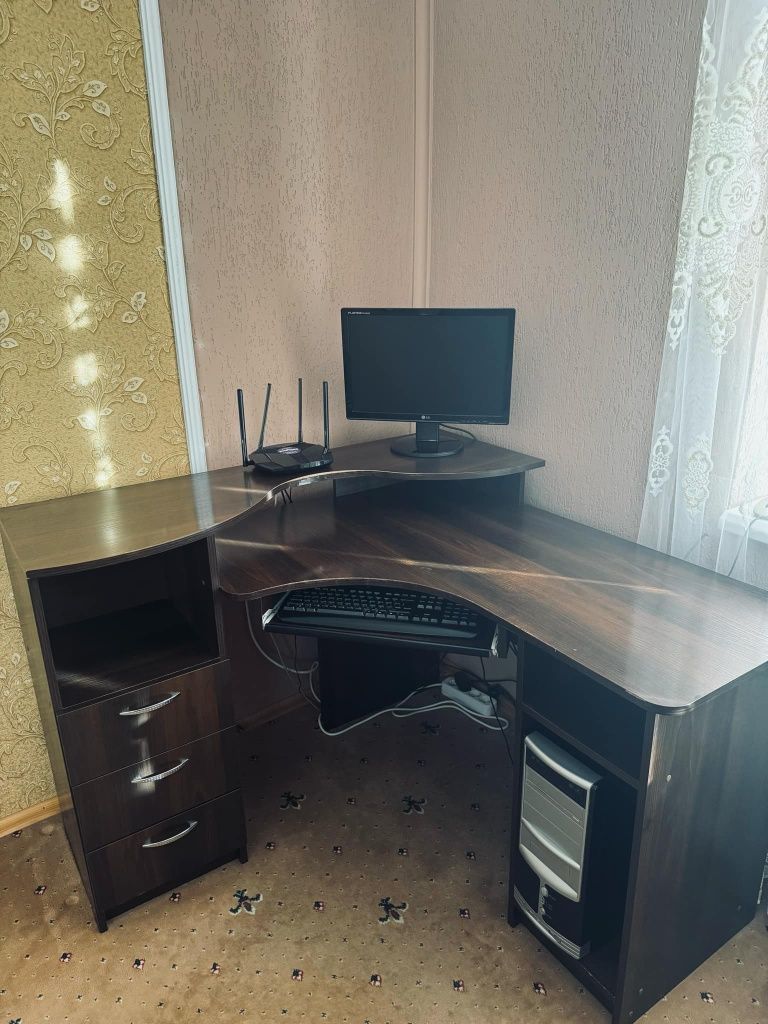 Продається угловий комп'ютерний стіл