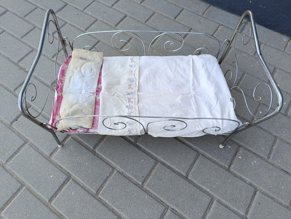 Cama metálica com colcha