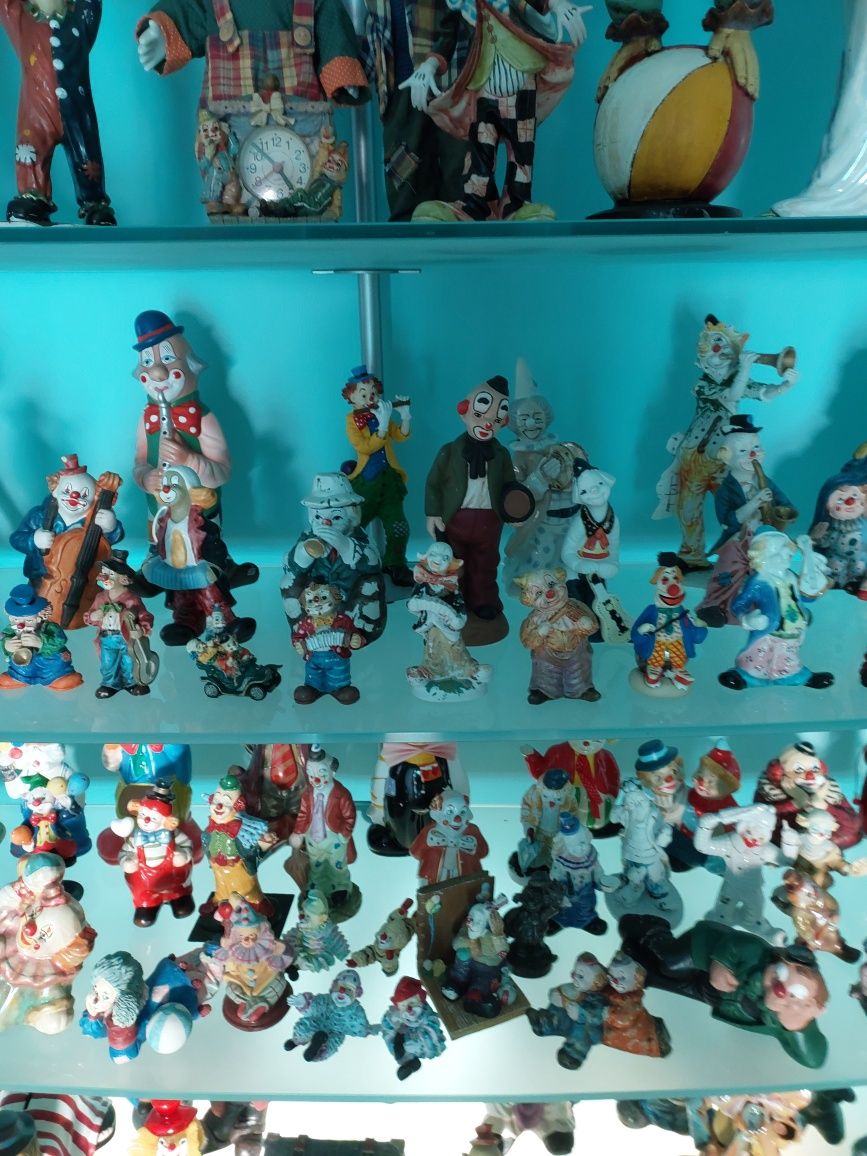 Niepowtarzalna kolekcja figurek klaunów.