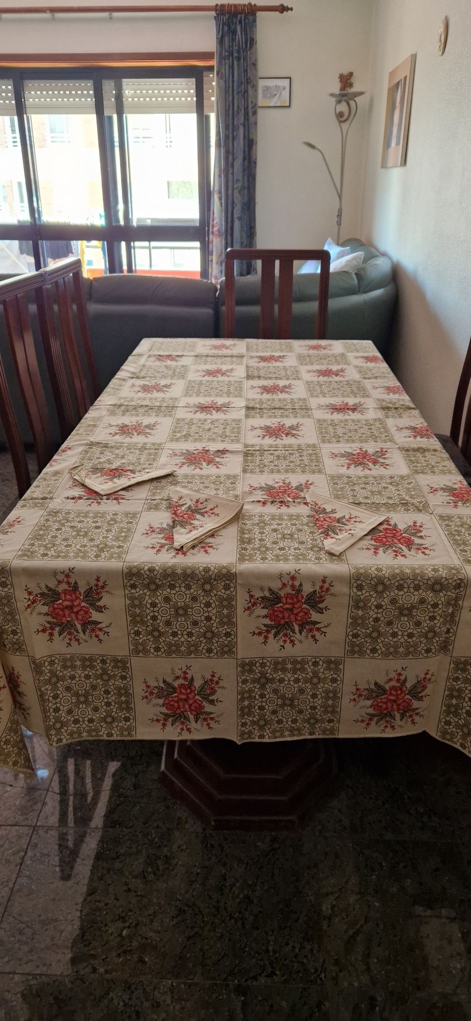 Toalha de Mesa com motivos florais