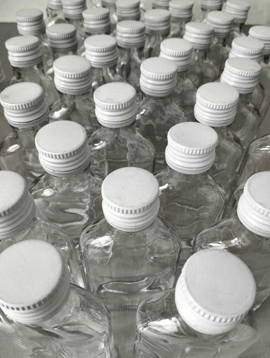 Butelki szklane 100 ml plus zakrętki, 50 sztuk.