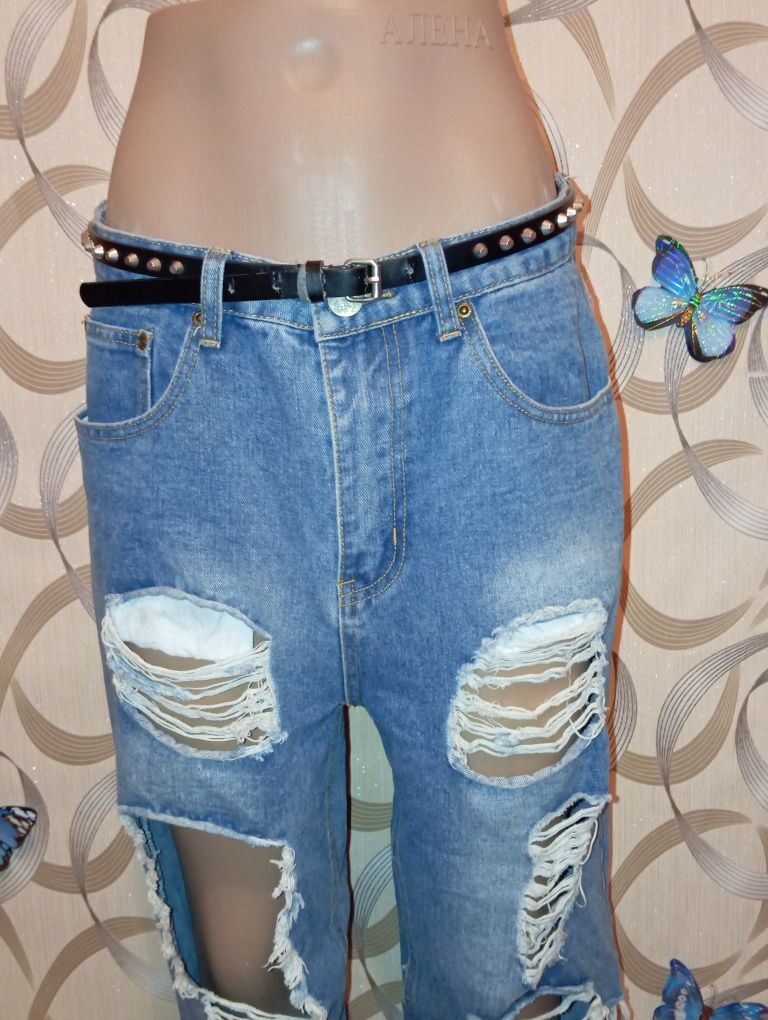 Рваные джинсы Мом на высокой посадке от бренда Boohoo,