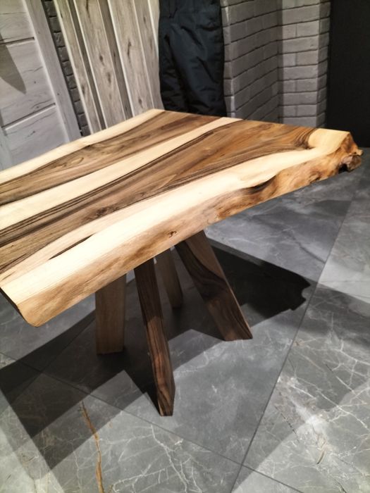 Piękny stolik z orzecha laskowego