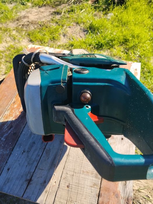 Motoserra a trabalhar em bom estado.