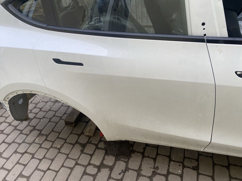 Двері tesla model Y