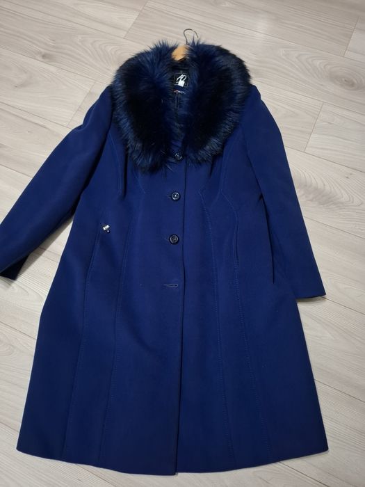 Granatowy płaszcz zimowy damski