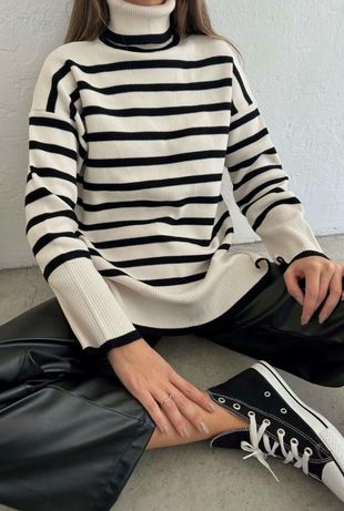 Женский белый свитер в чёрную полоску. Теплий светр оверсайз