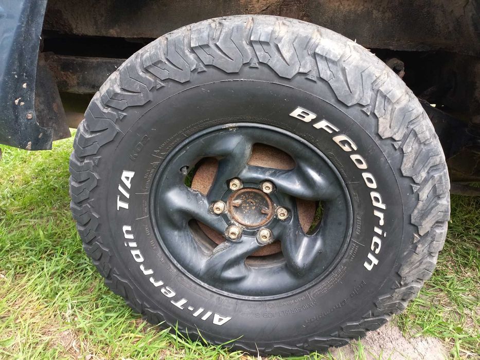 Колеса в зборі з резиною 6X139.7 r15 є 4шт